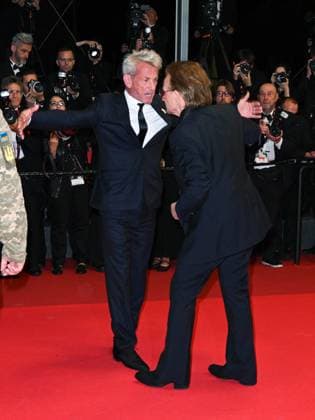 Cannes, 78th Cannes Film Festival 2025 - Evening 4 - Sean Penn with Ukrainian soldiers on the Red Carpet of his friend Bono Vox Cannes, 78th Cannes Film Festival 2025 - Evening 4 - Red Carpet of the Film Bono: Stories of Surrender . In the Photo Bono the Ukrainian Soldiers and Sean Penn Cannes France  Copyright: xIPA ABACAx