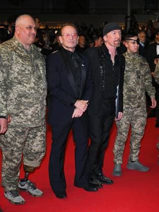 Cannes, 78th Cannes Film Festival 2025 - Evening 4 - Sean Penn with Ukrainian soldiers on the Red Carpet of his friend Bono Vox Cannes, 78th Cannes Film Festival 2025 - Evening 4 - Red Carpet of the Film Bono: Stories of Surrender . In the Photo Bono the Ukrainian Soldiers and Sean Penn Cannes France  Copyright: xIPA ABACAx
