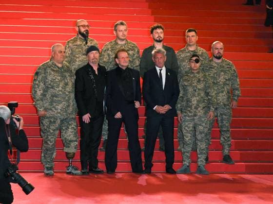 Cannes, 78th Cannes Film Festival 2025 - Evening 4 - Sean Penn with Ukrainian soldiers on the Red Carpet of his friend Bono Vox Cannes, 78th Cannes Film Festival 2025 - Evening 4 - Red Carpet of the Film Bono: Stories of Surrender . In the Photo Bono the Ukrainian Soldiers and Sean Penn Cannes France  Copyright: xIPA ABACAx