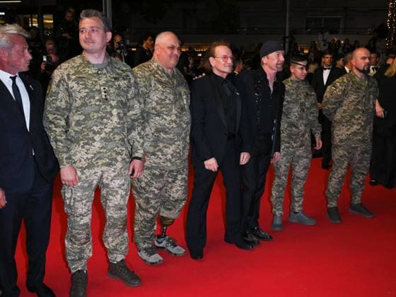 Cannes, 78th Cannes Film Festival 2025 - Evening 4 - Sean Penn with Ukrainian soldiers on the Red Carpet of his friend Bono Vox Cannes, 78th Cannes Film Festival 2025 - Evening 4 - Red Carpet of the Film Bono: Stories of Surrender . In the Photo Bono the Ukrainian Soldiers and Sean Penn Cannes France  Copyright: xIPA ABACAx