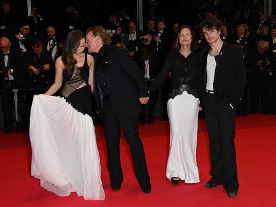 Cannes, 78th Cannes Film Festival 2025 - Evening 4 - Red Carpet of the Film Bono: Stories of Surrender Cannes, 78th Cannes Film Festival 2025 - Evening 4 - Red Carpet of the Film Bono: Stories of Surrender . In the Photo Bono Vox with his wife Ali Hewson and children Ali Hewson, Elijah Hewson Cannes France  Copyright: xIPA ABACAx