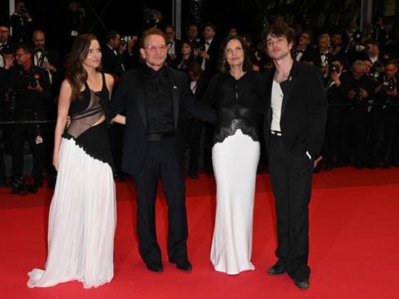 Cannes, 78th Cannes Film Festival 2025 - Evening 4 - Red Carpet of the Film Bono: Stories of Surrender Cannes, 78th Cannes Film Festival 2025 - Evening 4 - Red Carpet of the Film Bono: Stories of Surrender . In the Photo Bono Vox with his wife Ali Hewson and children Ali Hewson, Elijah Hewson Cannes France  Copyright: xIPA ABACAx