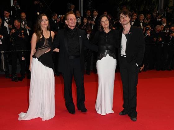Cannes, 78th Cannes Film Festival 2025 - Evening 4 - Red Carpet of the Film Bono: Stories of Surrender Cannes, 78th Cannes Film Festival 2025 - Evening 4 - Red Carpet of the Film Bono: Stories of Surrender . In the Photo Bono Vox with his wife Ali Hewson and children Ali Hewson, Elijah Hewson Cannes France  Copyright: xIPA ABACAx