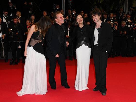 Cannes, 78th Cannes Film Festival 2025 - Evening 4 - Red Carpet of the Film Bono: Stories of Surrender Cannes, 78th Cannes Film Festival 2025 - Evening 4 - Red Carpet of the Film Bono: Stories of Surrender . In the Photo Bono Vox with his wife Ali Hewson and children Ali Hewson, Elijah Hewson Cannes France  Copyright: xIPA ABACAx