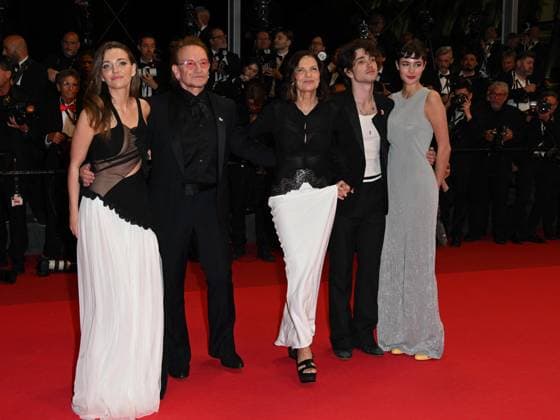 Cannes, 78th Cannes Film Festival 2025 - Evening 4 - Red Carpet of the Film Bono: Stories of Surrender Cannes, 78th Cannes Film Festival 2025 - Evening 4 - Red Carpet of the Film Bono: Stories of Surrender . In the Photo Bono Vox with his wife Ali Hewson and children Ali Hewson, Elijah Hewson and Gracie Burns Cannes France  Copyright: xIPA ABACAx