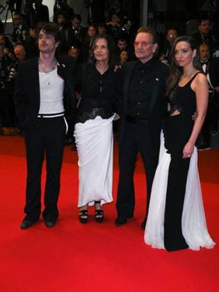 Cannes, 78th Cannes Film Festival 2025 - Evening 4 - Red Carpet of the Film Bono: Stories of Surrender Cannes, 78th Cannes Film Festival 2025 - Evening 4 - Red Carpet of the Film Bono: Stories of Surrender . In the Photo Bono Vox with his wife Ali Hewson and children Ali Hewson, Elijah Hewson Cannes France  Copyright: xIPA ABACAx