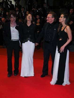 Cannes, 78th Cannes Film Festival 2025 - Evening 4 - Red Carpet of the Film Bono: Stories of Surrender Cannes, 78th Cannes Film Festival 2025 - Evening 4 - Red Carpet of the Film Bono: Stories of Surrender . In the Photo Bono Vox with his wife Ali Hewson and children Ali Hewson, Elijah Hewson Cannes France  Copyright: xIPA ABACAx