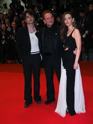 Cannes, 78th Cannes Film Festival 2025 - Evening 4 - Red Carpet of the Film Bono: Stories of Surrender Cannes, 78th Cannes Film Festival 2025 - Evening 4 - Red Carpet of the Film Bono: Stories of Surrender . In the Photo Bono Vox with his children Ali Hewson, Elijah Hewson Cannes France  Copyright: xIPA ABACAx