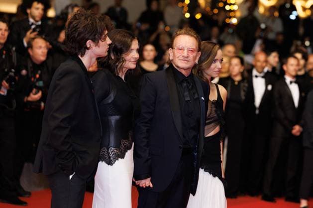 M Montée des marches du film Bono Stories of Surrender lors du 78ème Festival International du Film de Cannes Bono surrounded by his children Elijah and Jordan Hewson, and his wife Ali Hewson Montée des marches du film Bono Stories of Surrender lors du 78ème Festival International du Film de Cannes, au Palais des Festivals in Cannes On may 16th 2025 Jacovides Moreau Bestimage Red carpet for the movie Bono Stories of Surrender during the 78th Cannes International Film Festival at the Palais des Festivals in Cannes, France On may 16th 2025 Cannes France  Copyright: xJACOVIDES-MOREAUx xBESTIMAGExJACOVIDES-MOREAUx xBESTIMAGEx