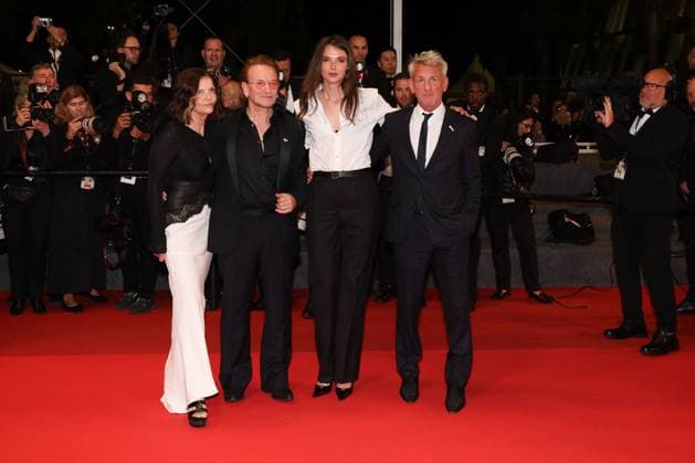 J Descente des marches du film Bono Stories of Surrender lors du 78ème Festival International du Film de Cannes Bono et sa femme Ali Hewson, Sean Penn et sa compagne Leila George Descente des marches du film Bono Stories of Surrender lors du 78ème Festival International du Film de Cannes, au Palais des Festivals in Cannes On may 16th 2025 Jacovides Moreau Bestimage People leaving the red carpet for the movie Bono Stories of Surrender during the 78th Cannes International Film Festival at the Palais des Festivals in Cannes, France On may 16th 2025 Cannes France  Copyright: xJACOVIDES-MOREAUx xBESTIMAGExJACOVIDES-MOREAUx xBESTIMAGEx
