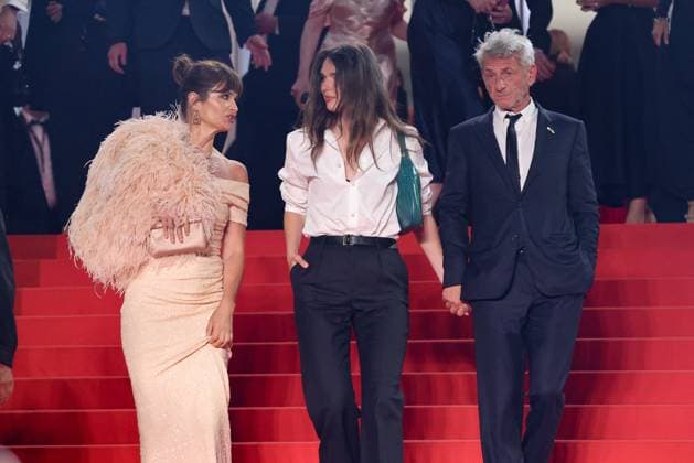 J Descente des marches du film Bono Stories of Surrender lors du 78ème Festival International du Film de Cannes Helena Christensen, Sean Penn et sa compagne Leila George Descente des marches du film Bono Stories of Surrender lors du 78ème Festival International du Film de Cannes, au Palais des Festivals à Cannes Le 16 mai 2025 Jacovides Moreau Bestimage People leaving the red carpet for the movie Bono Stories of Surrender during the 78th Cannes International Film Festival at the Palais des Festivals in Cannes, France On may 16th 2025 Cannes France  Copyright: xJACOVIDES-MOREAUx xBESTIMAGExJACOVIDES-MOREAUx xBESTIMAGEx