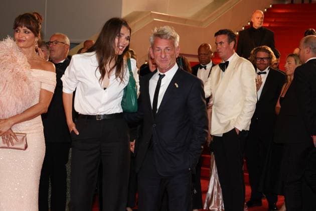 J Descente des marches du film Bono Stories of Surrender lors du 78ème Festival International du Film de Cannes Helena Christensen, Sean Penn et sa compagne Leila George Descente des marches du film Bono Stories of Surrender lors du 78ème Festival International du Film de Cannes, au Palais des Festivals à Cannes Le 16 mai 2025 Jacovides Moreau Bestimage People leaving the red carpet for the movie Bono Stories of Surrender during the 78th Cannes International Film Festival at the Palais des Festivals in Cannes, France On may 16th 2025 Cannes France  Copyright: xJACOVIDES-MOREAUx xBESTIMAGExJACOVIDES-MOREAUx xBESTIMAGEx