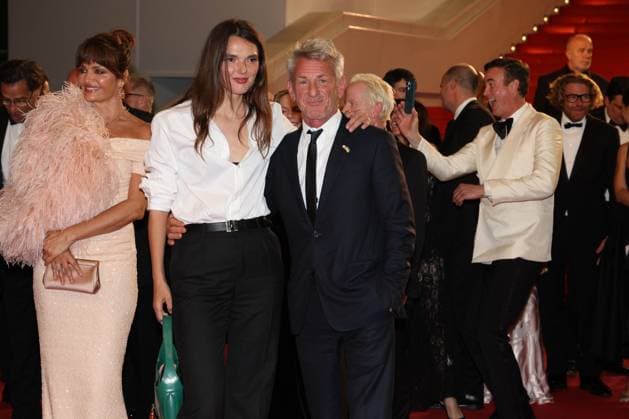 J Descente des marches du film Bono Stories of Surrender lors du 78ème Festival International du Film de Cannes Helena Christensen, Sean Penn et sa compagne Leila George Descente des marches du film Bono Stories of Surrender lors du 78ème Festival International du Film de Cannes, au Palais des Festivals à Cannes Le 16 mai 2025 Jacovides Moreau Bestimage People leaving the red carpet for the movie Bono Stories of Surrender during the 78th Cannes International Film Festival at the Palais des Festivals in Cannes, France On may 16th 2025 Cannes France  Copyright: xJACOVIDES-MOREAUx xBESTIMAGExJACOVIDES-MOREAUx xBESTIMAGEx