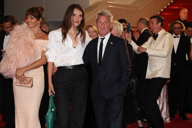 J Descente des marches du film Bono Stories of Surrender lors du 78ème Festival International du Film de Cannes Helena Christensen, Sean Penn et sa compagne Leila George Descente des marches du film Bono Stories of Surrender lors du 78ème Festival International du Film de Cannes, au Palais des Festivals à Cannes Le 16 mai 2025 Jacovides Moreau Bestimage People leaving the red carpet for the movie Bono Stories of Surrender during the 78th Cannes International Film Festival at the Palais des Festivals in Cannes, France On may 16th 2025 Cannes France  Copyright: xJACOVIDES-MOREAUx xBESTIMAGExJACOVIDES-MOREAUx xBESTIMAGEx