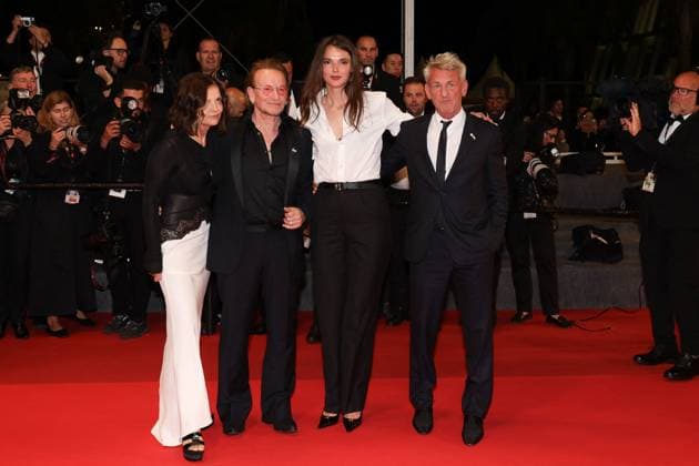 J Descente des marches du film Bono Stories of Surrender lors du 78ème Festival International du Film de Cannes Bono et sa femme Ali Hewson, Sean Penn et sa compagne Leila George Descente des marches du film Bono Stories of Surrender lors du 78ème Festival International du Film de Cannes, au Palais des Festivals in Cannes On may 16th 2025 Jacovides Moreau Bestimage People leaving the red carpet for the movie Bono Stories of Surrender during the 78th Cannes International Film Festival at the Palais des Festivals in Cannes, France On may 16th 2025 Cannes France  Copyright: xJACOVIDES-MOREAUx xBESTIMAGExJACOVIDES-MOREAUx xBESTIMAGEx