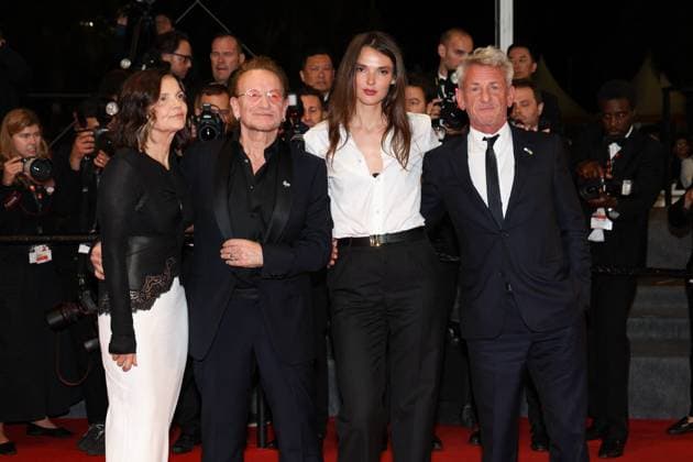 J Descente des marches du film Bono Stories of Surrender lors du 78ème Festival International du Film de Cannes Bono et sa femme Ali Hewson, Sean Penn et sa compagne Leila George Descente des marches du film Bono Stories of Surrender lors du 78ème Festival International du Film de Cannes, au Palais des Festivals in Cannes On may 16th 2025 Jacovides Moreau Bestimage People leaving the red carpet for the movie Bono Stories of Surrender during the 78th Cannes International Film Festival at the Palais des Festivals in Cannes, France On may 16th 2025 Cannes France  Copyright: xJACOVIDES-MOREAUx xBESTIMAGExJACOVIDES-MOREAUx xBESTIMAGEx