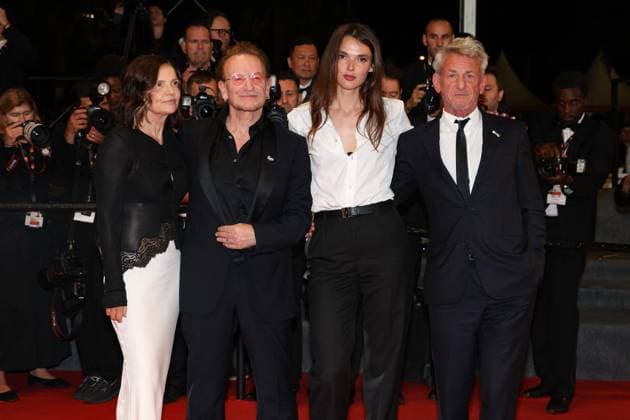 J Descente des marches du film Bono Stories of Surrender lors du 78ème Festival International du Film de Cannes Bono et sa femme Ali Hewson, Sean Penn et sa compagne Leila George Descente des marches du film Bono Stories of Surrender lors du 78ème Festival International du Film de Cannes, au Palais des Festivals in Cannes On may 16th 2025 Jacovides Moreau Bestimage People leaving the red carpet for the movie Bono Stories of Surrender during the 78th Cannes International Film Festival at the Palais des Festivals in Cannes, France On may 16th 2025 Cannes France  Copyright: xJACOVIDES-MOREAUx xBESTIMAGExJACOVIDES-MOREAUx xBESTIMAGEx