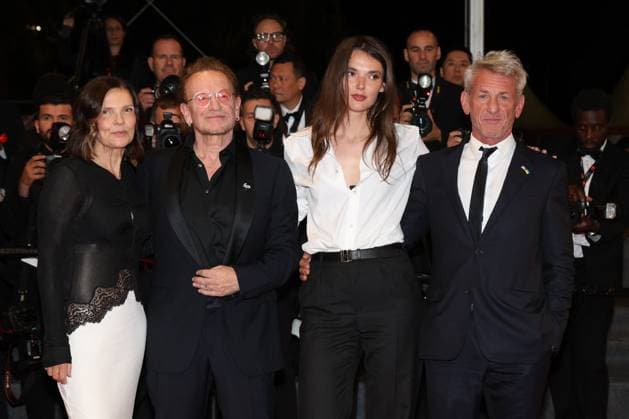 J Descente des marches du film Bono Stories of Surrender lors du 78ème Festival International du Film de Cannes Bono et sa femme Ali Hewson, Sean Penn et sa compagne Leila George Descente des marches du film Bono Stories of Surrender lors du 78ème Festival International du Film de Cannes, au Palais des Festivals in Cannes On may 16th 2025 Jacovides Moreau Bestimage People leaving the red carpet for the movie Bono Stories of Surrender during the 78th Cannes International Film Festival at the Palais des Festivals in Cannes, France On may 16th 2025 Cannes France  Copyright: xJACOVIDES-MOREAUx xBESTIMAGExJACOVIDES-MOREAUx xBESTIMAGEx