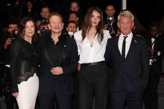 J Descente des marches du film Bono Stories of Surrender lors du 78ème Festival International du Film de Cannes Bono et sa femme Ali Hewson, Sean Penn et sa compagne Leila George Descente des marches du film Bono Stories of Surrender lors du 78ème Festival International du Film de Cannes, au Palais des Festivals in Cannes On may 16th 2025 Jacovides Moreau Bestimage People leaving the red carpet for the movie Bono Stories of Surrender during the 78th Cannes International Film Festival at the Palais des Festivals in Cannes, France On may 16th 2025 Cannes France  Copyright: xJACOVIDES-MOREAUx xBESTIMAGExJACOVIDES-MOREAUx xBESTIMAGEx
