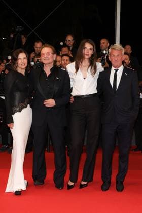 J Descente des marches du film Bono Stories of Surrender lors du 78ème Festival International du Film de Cannes Bono et sa femme Ali Hewson, Sean Penn et sa compagne Leila George Descente des marches du film Bono Stories of Surrender lors du 78ème Festival International du Film de Cannes, au Palais des Festivals in Cannes On may 16th 2025 Jacovides Moreau Bestimage People leaving the red carpet for the movie Bono Stories of Surrender during the 78th Cannes International Film Festival at the Palais des Festivals in Cannes, France On may 16th 2025 Cannes France  Copyright: xJACOVIDES-MOREAUx xBESTIMAGExJACOVIDES-MOREAUx xBESTIMAGEx