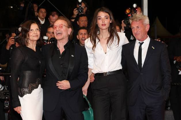 J Descente des marches du film Bono Stories of Surrender lors du 78ème Festival International du Film de Cannes Bono et sa femme Ali Hewson, Sean Penn et sa compagne Leila George Descente des marches du film Bono Stories of Surrender lors du 78ème Festival International du Film de Cannes, au Palais des Festivals in Cannes On may 16th 2025 Jacovides Moreau Bestimage People leaving the red carpet for the movie Bono Stories of Surrender during the 78th Cannes International Film Festival at the Palais des Festivals in Cannes, France On may 16th 2025 Cannes France  Copyright: xJACOVIDES-MOREAUx xBESTIMAGExJACOVIDES-MOREAUx xBESTIMAGEx