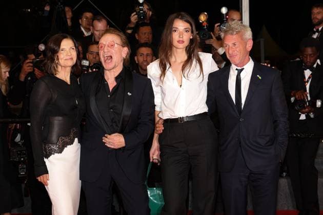 J Descente des marches du film Bono Stories of Surrender lors du 78ème Festival International du Film de Cannes Bono et sa femme Ali Hewson, Sean Penn et sa compagne Leila George Descente des marches du film Bono Stories of Surrender lors du 78ème Festival International du Film de Cannes, au Palais des Festivals in Cannes On may 16th 2025 Jacovides Moreau Bestimage People leaving the red carpet for the movie Bono Stories of Surrender during the 78th Cannes International Film Festival at the Palais des Festivals in Cannes, France On may 16th 2025 Cannes France  Copyright: xJACOVIDES-MOREAUx xBESTIMAGExJACOVIDES-MOREAUx xBESTIMAGEx