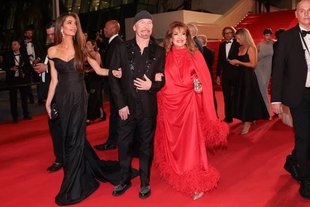 J Descente des marches du film Bono Stories of Surrender lors du 78ème Festival International du Film de Cannes The Edge surrounded by Amal Clooney Amal Alamuddin et de sa mère Baria Alamuddin Descente des marches du film Bono Stories of Surrender lors du 78ème Festival International du Film de Cannes, au Palais des Festivals in Cannes On may 16th 2025 Jacovides Moreau Bestimage People leaving the red carpet for the movie Bono Stories of Surrender during the 78th Cannes International Film Festival at the Palais des Festivals in Cannes, France On may 16th 2025 Cannes France  Copyright: xJACOVIDES-MOREAUx xBESTIMAGExJACOVIDES-MOREAUx xBESTIMAGEx