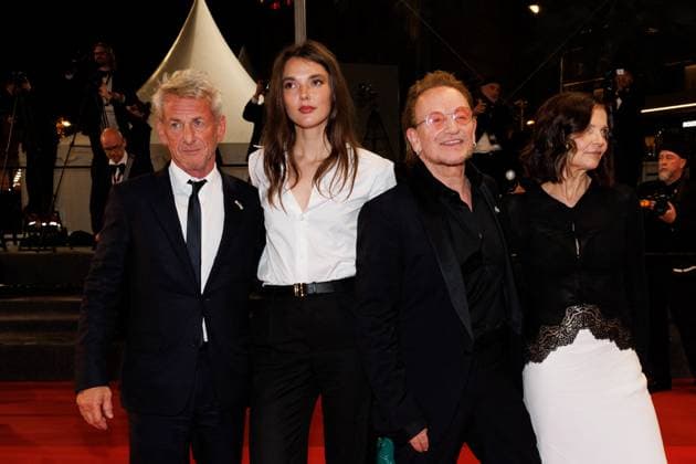 M Descente des marches du film Bono Stories of Surrender lors du 78ème Festival International du Film de Cannes Sean Penn et sa compagne Valeria Nicov, Bono et sa femme Ali Hewson Descente des marches du film Bono Stories of Surrender lors du 78ème Festival International du Film de Cannes, au Palais des Festivals in Cannes On may 16th 2025 Jacovides Moreau Bestimage People leaving the red carpet for the movie Bono Stories of Surrender during the 78th Cannes International Film Festival at the Palais des Festivals in Cannes, France On may 16th 2025 Cannes France  Copyright: xJACOVIDES-MOREAUx xBESTIMAGExJACOVIDES-MOREAUx xBESTIMAGEx