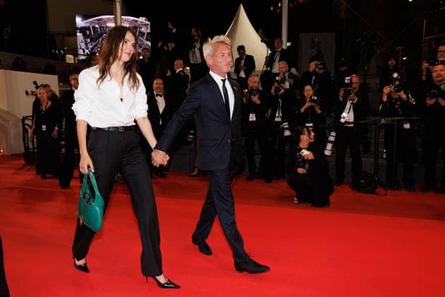 M Descente des marches du film Bono Stories of Surrender lors du 78ème Festival International du Film de Cannes Sean Penn et sa compagne Valeria Nicov Descente des marches du film Bono Stories of Surrender lors du 78ème Festival International du Film de Cannes, au Palais des Festivals à Cannes On may 16th 2025 Jacovides Moreau Bestimage People leaving the red carpet for the movie Bono Stories of Surrender during the 78th Cannes International Film Festival at the Palais des Festivals in Cannes, France On may 16th 2025 Cannes France  Copyright: xJACOVIDES-MOREAUx xBESTIMAGExJACOVIDES-MOREAUx xBESTIMAGEx