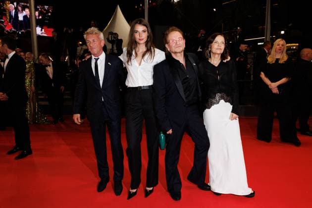 M Descente des marches du film Bono Stories of Surrender lors du 78ème Festival International du Film de Cannes Sean Penn et sa compagne Valeria Nicov, Bono et sa femme Ali Hewson Descente des marches du film Bono Stories of Surrender lors du 78ème Festival International du Film de Cannes, au Palais des Festivals in Cannes On may 16th 2025 Jacovides Moreau Bestimage People leaving the red carpet for the movie Bono Stories of Surrender during the 78th Cannes International Film Festival at the Palais des Festivals in Cannes, France On may 16th 2025 Cannes France  Copyright: xJACOVIDES-MOREAUx xBESTIMAGExJACOVIDES-MOREAUx xBESTIMAGEx