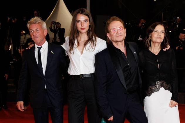 M Descente des marches du film Bono Stories of Surrender lors du 78ème Festival International du Film de Cannes Sean Penn et sa compagne Valeria Nicov, Bono et sa femme Ali Hewson Descente des marches du film Bono Stories of Surrender lors du 78ème Festival International du Film de Cannes, au Palais des Festivals in Cannes On may 16th 2025 Jacovides Moreau Bestimage People leaving the red carpet for the movie Bono Stories of Surrender during the 78th Cannes International Film Festival at the Palais des Festivals in Cannes, France On may 16th 2025 Cannes France  Copyright: xJACOVIDES-MOREAUx xBESTIMAGExJACOVIDES-MOREAUx xBESTIMAGEx