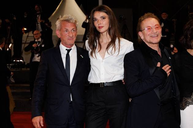 M Descente des marches du film Bono Stories of Surrender lors du 78ème Festival International du Film de Cannes Sean Penn et sa compagne Valeria Nicov, Bono Descente des marches du film Bono Stories of Surrender lors du 78ème Festival International du Film de Cannes, au Palais des Festivals à Cannes Le 16 mai 2025 Jacovides Moreau Bestimage People leaving the red carpet for the movie Bono Stories of Surrender during the 78th Cannes International Film Festival at the Palais des Festivals in Cannes, France On may 16th 2025 Cannes France  Copyright: xJACOVIDES-MOREAUx xBESTIMAGExJACOVIDES-MOREAUx xBESTIMAGEx