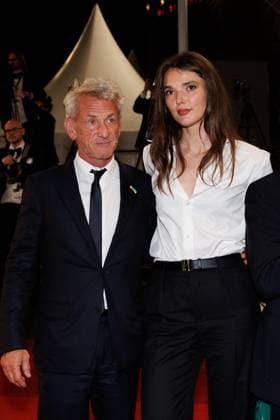 M Descente des marches du film Bono Stories of Surrender lors du 78ème Festival International du Film de Cannes Sean Penn et sa compagne Valeria Nicov Descente des marches du film Bono Stories of Surrender lors du 78ème Festival International du Film de Cannes, au Palais des Festivals à Cannes On may 16th 2025 Jacovides Moreau Bestimage People leaving the red carpet for the movie Bono Stories of Surrender during the 78th Cannes International Film Festival at the Palais des Festivals in Cannes, France On may 16th 2025 Cannes France  Copyright: xJACOVIDES-MOREAUx xBESTIMAGExJACOVIDES-MOREAUx xBESTIMAGEx