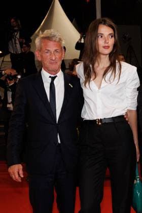 M Descente des marches du film Bono Stories of Surrender lors du 78ème Festival International du Film de Cannes Sean Penn et sa compagne Valeria Nicov Descente des marches du film Bono Stories of Surrender lors du 78ème Festival International du Film de Cannes, au Palais des Festivals à Cannes On may 16th 2025 Jacovides Moreau Bestimage People leaving the red carpet for the movie Bono Stories of Surrender during the 78th Cannes International Film Festival at the Palais des Festivals in Cannes, France On may 16th 2025 Cannes France  Copyright: xJACOVIDES-MOREAUx xBESTIMAGExJACOVIDES-MOREAUx xBESTIMAGEx