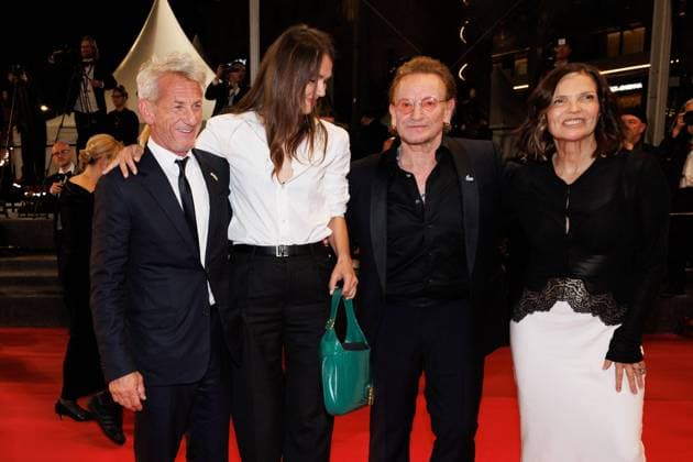 M Descente des marches du film Bono Stories of Surrender lors du 78ème Festival International du Film de Cannes Sean Penn et sa compagne Valeria Nicov, Bono et sa femme Ali Hewson Descente des marches du film Bono Stories of Surrender lors du 78ème Festival International du Film de Cannes, au Palais des Festivals in Cannes On may 16th 2025 Jacovides Moreau Bestimage People leaving the red carpet for the movie Bono Stories of Surrender during the 78th Cannes International Film Festival at the Palais des Festivals in Cannes, France On may 16th 2025 Cannes France  Copyright: xJACOVIDES-MOREAUx xBESTIMAGExJACOVIDES-MOREAUx xBESTIMAGEx