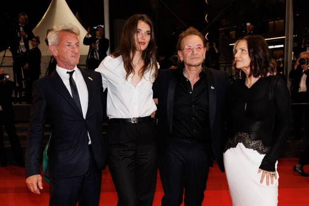 M Descente des marches du film Bono Stories of Surrender lors du 78ème Festival International du Film de Cannes Sean Penn et sa compagne Valeria Nicov, Bono et sa femme Ali Hewson Descente des marches du film Bono Stories of Surrender lors du 78ème Festival International du Film de Cannes, au Palais des Festivals in Cannes On may 16th 2025 Jacovides Moreau Bestimage People leaving the red carpet for the movie Bono Stories of Surrender during the 78th Cannes International Film Festival at the Palais des Festivals in Cannes, France On may 16th 2025 Cannes France  Copyright: xJACOVIDES-MOREAUx xBESTIMAGExJACOVIDES-MOREAUx xBESTIMAGEx