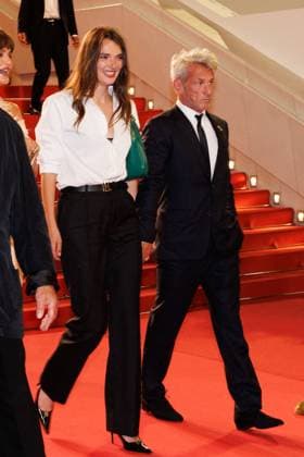 M Descente des marches du film Bono Stories of Surrender lors du 78ème Festival International du Film de Cannes Sean Penn et sa compagne Valeria Nicov Descente des marches du film Bono Stories of Surrender lors du 78ème Festival International du Film de Cannes, au Palais des Festivals à Cannes On may 16th 2025 Jacovides Moreau Bestimage People leaving the red carpet for the movie Bono Stories of Surrender during the 78th Cannes International Film Festival at the Palais des Festivals in Cannes, France On may 16th 2025 Cannes France  Copyright: xJACOVIDES-MOREAUx xBESTIMAGExJACOVIDES-MOREAUx xBESTIMAGEx