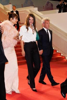 M Descente des marches du film Bono Stories of Surrender lors du 78ème Festival International du Film de Cannes Helena Christensen, Sean Penn et sa compagne Valeria Nicov Descente des marches du film Bono Stories of Surrender lors du 78ème Festival International du Film de Cannes, au Palais des Festivals in Cannes On may 16th 2025 Jacovides Moreau Bestimage People leaving the red carpet for the movie Bono Stories of Surrender during the 78th Cannes International Film Festival at the Palais des Festivals in Cannes, France On may 16th 2025 Cannes France  Copyright: xJACOVIDES-MOREAUx xBESTIMAGExJACOVIDES-MOREAUx xBESTIMAGEx