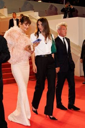 M Descente des marches du film Bono Stories of Surrender lors du 78ème Festival International du Film de Cannes Helena Christensen, Sean Penn et sa compagne Valeria Nicov Descente des marches du film Bono Stories of Surrender lors du 78ème Festival International du Film de Cannes, au Palais des Festivals in Cannes On may 16th 2025 Jacovides Moreau Bestimage People leaving the red carpet for the movie Bono Stories of Surrender during the 78th Cannes International Film Festival at the Palais des Festivals in Cannes, France On may 16th 2025 Cannes France  Copyright: xJACOVIDES-MOREAUx xBESTIMAGExJACOVIDES-MOREAUx xBESTIMAGEx