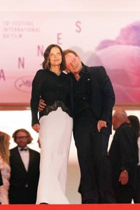 M Descente des marches du film Bono Stories of Surrender lors du 78ème Festival International du Film de Cannes Bono et sa femme Ali Hewson Descente des marches du film Bono Stories of Surrender lors du 78ème Festival International du Film de Cannes, au Palais des Festivals à Cannes On may 16th 2025 Jacovides Moreau Bestimage People leaving the red carpet for the movie Bono Stories of Surrender during the 78th Cannes International Film Festival at the Palais des Festivals in Cannes, France On may 16th 2025 Cannes France  Copyright: xJACOVIDES-MOREAUx xBESTIMAGExJACOVIDES-MOREAUx xBESTIMAGEx