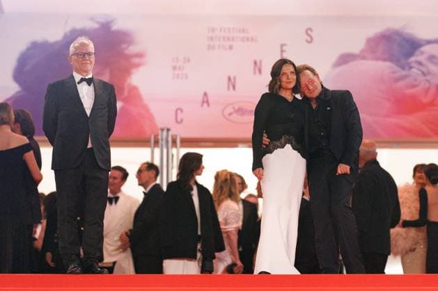 M Descente des marches du film Bono Stories of Surrender lors du 78ème Festival International du Film de Cannes Thierry Frémaux, Bono et sa femme Ali Hewson Descente des marches du film Bono Stories of Surrender lors du 78ème Festival International du Film de Cannes, au Palais des Festivals à Cannes Le 16 mai 2025 Jacovides Moreau Bestimage People leaving the red carpet for the movie Bono Stories of Surrender during the 78th Cannes International Film Festival at the Palais des Festivals in Cannes, France On may 16th 2025 Cannes France  Copyright: xJACOVIDES-MOREAUx xBESTIMAGExJACOVIDES-MOREAUx xBESTIMAGEx