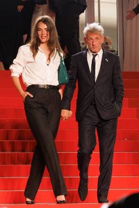 M Descente des marches du film Bono Stories of Surrender lors du 78ème Festival International du Film de Cannes Sean Penn et sa compagne Valeria Nicov Descente des marches du film Bono Stories of Surrender lors du 78ème Festival International du Film de Cannes, au Palais des Festivals à Cannes On may 16th 2025 Jacovides Moreau Bestimage People leaving the red carpet for the movie Bono Stories of Surrender during the 78th Cannes International Film Festival at the Palais des Festivals in Cannes, France On may 16th 2025 Cannes France  Copyright: xJACOVIDES-MOREAUx xBESTIMAGExJACOVIDES-MOREAUx xBESTIMAGEx