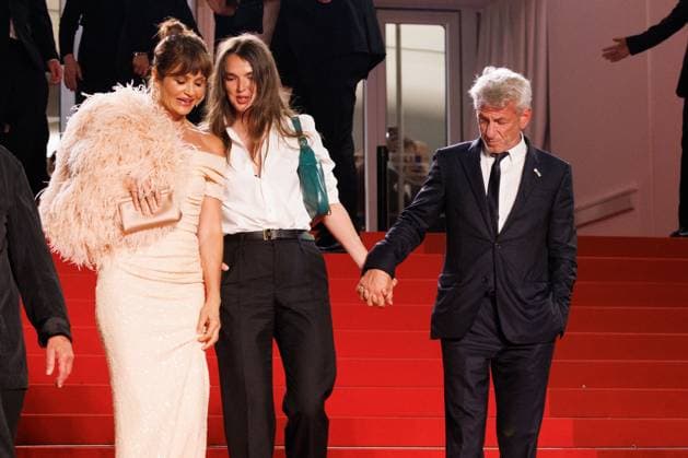 M Descente des marches du film Bono Stories of Surrender lors du 78ème Festival International du Film de Cannes Helena Christensen, Sean Penn et sa compagne Valeria Nicov Descente des marches du film Bono Stories of Surrender lors du 78ème Festival International du Film de Cannes, au Palais des Festivals in Cannes On may 16th 2025 Jacovides Moreau Bestimage People leaving the red carpet for the movie Bono Stories of Surrender during the 78th Cannes International Film Festival at the Palais des Festivals in Cannes, France On may 16th 2025 Cannes France  Copyright: xJACOVIDES-MOREAUx xBESTIMAGExJACOVIDES-MOREAUx xBESTIMAGEx