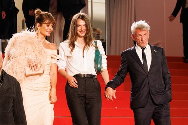 M Descente des marches du film Bono Stories of Surrender lors du 78ème Festival International du Film de Cannes Helena Christensen, Sean Penn et sa compagne Valeria Nicov Descente des marches du film Bono Stories of Surrender lors du 78ème Festival International du Film de Cannes, au Palais des Festivals in Cannes On may 16th 2025 Jacovides Moreau Bestimage People leaving the red carpet for the movie Bono Stories of Surrender during the 78th Cannes International Film Festival at the Palais des Festivals in Cannes, France On may 16th 2025 Cannes France  Copyright: xJACOVIDES-MOREAUx xBESTIMAGExJACOVIDES-MOREAUx xBESTIMAGEx