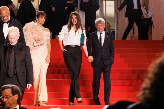 M Descente des marches du film Bono Stories of Surrender lors du 78ème Festival International du Film de Cannes Helena Christensen, Sean Penn et sa compagne Valeria Nicov Descente des marches du film Bono Stories of Surrender lors du 78ème Festival International du Film de Cannes, au Palais des Festivals in Cannes On may 16th 2025 Jacovides Moreau Bestimage People leaving the red carpet for the movie Bono Stories of Surrender during the 78th Cannes International Film Festival at the Palais des Festivals in Cannes, France On may 16th 2025 Cannes France  Copyright: xJACOVIDES-MOREAUx xBESTIMAGExJACOVIDES-MOREAUx xBESTIMAGEx