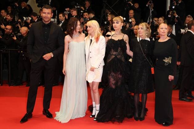 J Montée des marches du film Bono Stories of Surrender lors du 78ème Festival International du Film de Cannes Michael Epp, Esmé Creed Miles, Kristen Stewart, Imogen Poots, Kim Gordon, Thora Birch Montée des marches du film Bono Stories of Surrender lors du 78ème Festival International du Film de Cannes, au Palais des Festivals à Cannes Le 16 mai 2025 Jacovides Moreau Bestimage Red carpet for the movie Bono Stories of Surrender during the 78th Cannes International Film Festival at the Palais des Festivals in Cannes, France On may 16th 2025 Cannes France  Copyright: xJACOVIDES-MOREAUx xBESTIMAGExJACOVIDES-MOREAUx xBESTIMAGEx