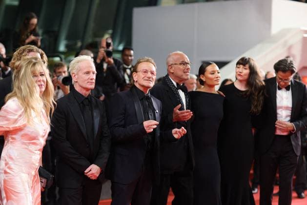 J Montée des marches du film Bono Stories of Surrender lors du 78ème Festival International du Film de Cannes Jacknife Lee, Erik Messerschmidt, Bono, Jon Kamen, Kelly McNamara, Jennifer Picht, Dave Sirulnick Montée des marches du film Bono Stories of Surrender lors du 78ème Festival International du Film de Cannes, au Palais des Festivals à Cannes Le 16 mai 2025 Jacovides Moreau Bestimage Red carpet for the movie Bono Stories of Surrender during the 78th Cannes International Film Festival at the Palais des Festivals in Cannes, France On may 16th 2025 Cannes France  Copyright: xJACOVIDES-MOREAUx xBESTIMAGExJACOVIDES-MOREAUx xBESTIMAGEx