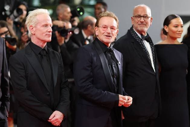 J Montée des marches du film Bono Stories of Surrender lors du 78ème Festival International du Film de Cannes Erik Messerschmidt, Bono, Jon Kamen, Kelly McNamara Montée des marches du film Bono Stories of Surrender lors du 78ème Festival International du Film de Cannes, au Palais des Festivals in Cannes On may 16th 2025 Jacovides Moreau Bestimage Red carpet for the movie Bono Stories of Surrender during the 78th Cannes International Film Festival at the Palais des Festivals in Cannes, France On may 16th 2025 Cannes France  Copyright: xJACOVIDES-MOREAUx xBESTIMAGExJACOVIDES-MOREAUx xBESTIMAGEx