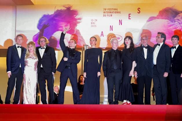 J Montée des marches du film Bono Stories of Surrender lors du 78ème Festival International du Film de Cannes Dede Gardner, Jacknife Lee, guest, Bono, Kelly McNamara, Erik Messerschmidt, Jennifer Picht, Jon Kamen, Dave Sirulnick, guest Montée des marches du film Bono Stories of Surrender lors du 78ème Festival International du Film de Cannes, au Palais des Festivals in Cannes On may 16th 2025 Jacovides Moreau Bestimage Red carpet for the movie Bono Stories of Surrender during the 78th Cannes International Film Festival at the Palais des Festivals in Cannes, France On may 16th 2025 Cannes France Copyright: xJACOVIDES-MOREAUx xBESTIMAGExJACOVIDES-MOREAUx xBESTIMAGEx