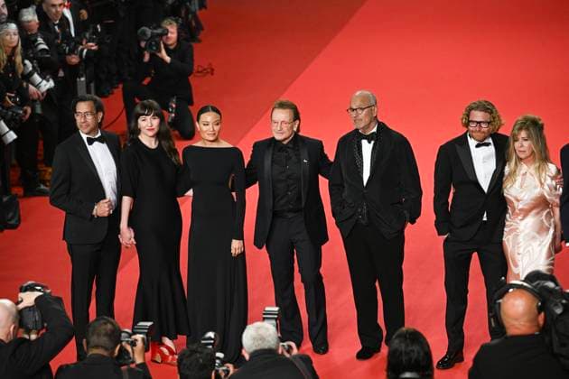 78eme Festival International du Film de Cannes Montée des marches du film Bono Stories Of Surrender 78th International Cannes Film Festival Red Carpet of Bono Stories Of Surrender movie 444443 2025 05 16 Cannes France Kamen, Jon Hewson, Paul Bono U2 McNamara, Kelly Pitcher, Jennifer Gardner, Dede Messerschmidt, Erik  Copyright: xSergexArnalx xStarfacex STAR_444443_014